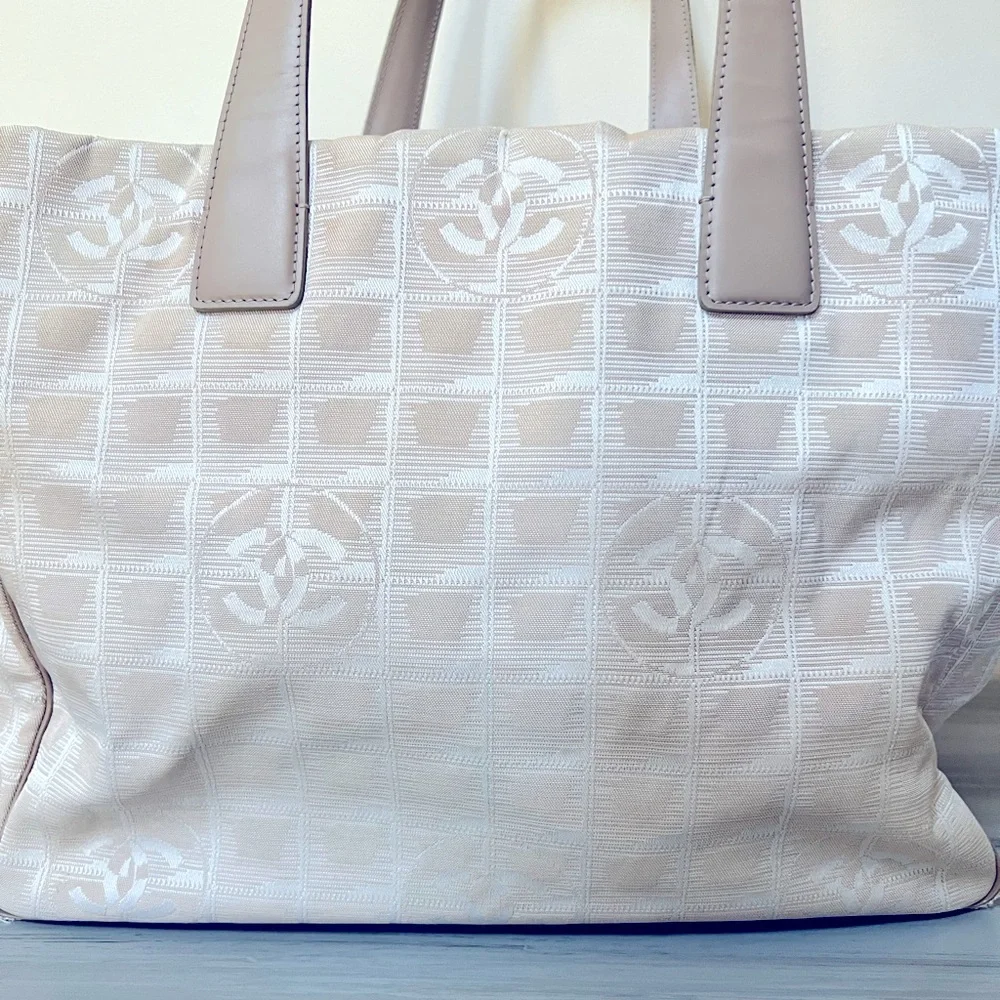 ❤️Authentic CHANEL Tote❤️ - Picture 3 of 16